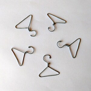 Conjunto de 5 cabides em miniatura, acessórios de guarda-roupa para casa de bonecas feitos à mão, escala 1:6. Cabide de metal com arame, decoração para bonecas BJD, casaco Barb Blyth MSD.