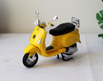 Miniature bike, dollhouse scooter. 1/12 scale green color retro Italian  moped Vespa motorcycle suit for Realpuki BJD doll Ride model display
