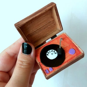 Miniature record player with vinyl record. 1:6 scale dollhouse furniture music sound turntable gramophone. 12-inch Barb Blyth doll room image 6