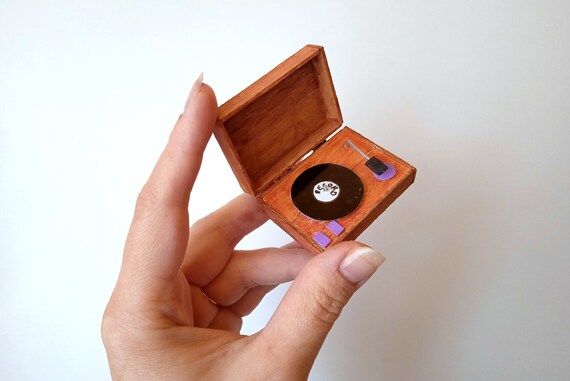 Tocadiscos en miniatura con disco de vinilo. Gram fono tocadiscos