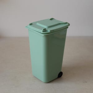 Miniaturowy zepsuty kosz na śmieci z pokrywką w skali 1:6, plastikowy domek dla lalek, akcesoria, 12 cali, lalka BJD, kosz na śmieci, domek dla lalek, diorama