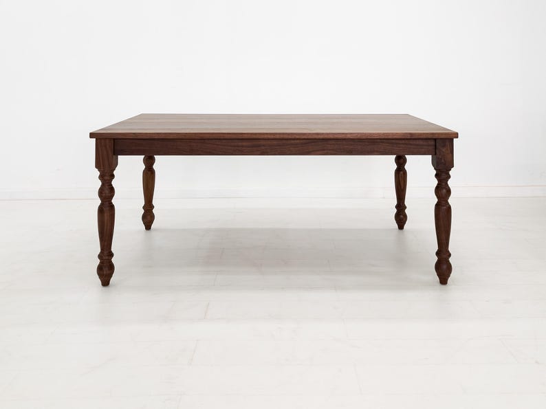 TESS Dining Table – Solid Wood Table with Turned Legs, Plank Top, Custom Sizes & Extensions afbeelding 5