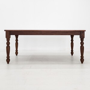 TESS Dining Table – Solid Wood Table with Turned Legs, Plank Top, Custom Sizes & Extensions afbeelding 4