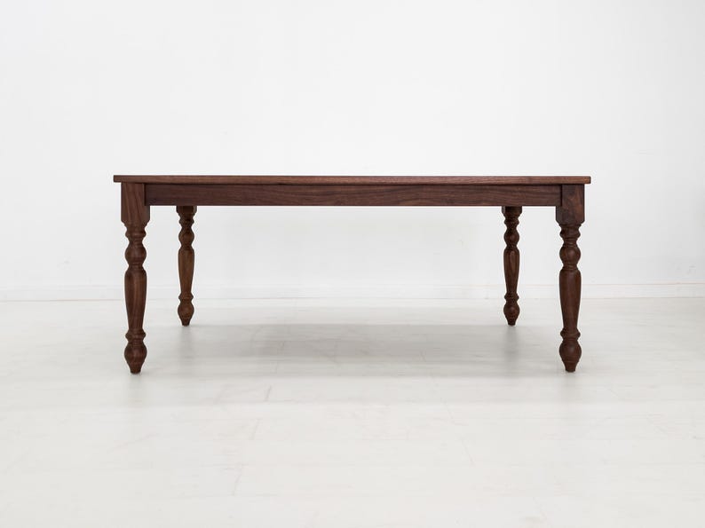 TESS Dining Table – Solid Wood Table with Turned Legs, Plank Top, Custom Sizes & Extensions afbeelding 4