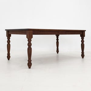 TESS Dining Table – Solid Wood Table with Turned Legs, Plank Top, Custom Sizes & Extensions afbeelding 6