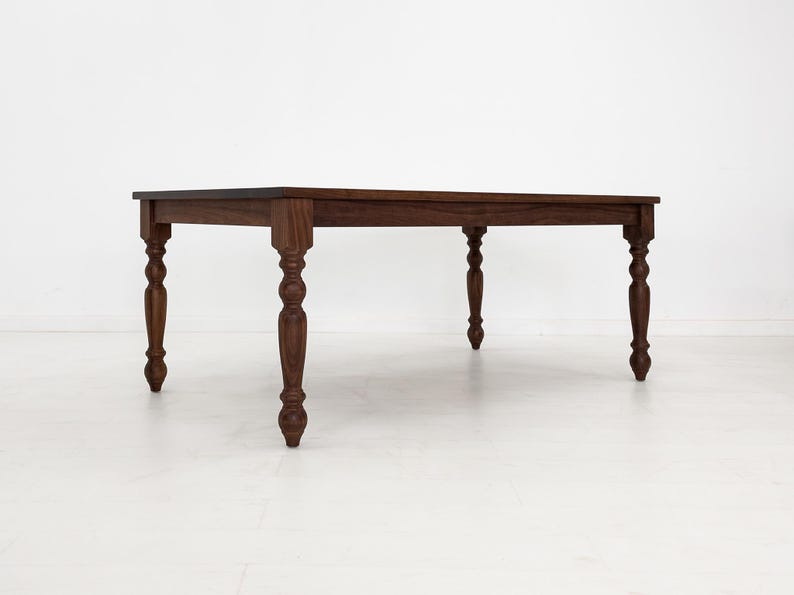 TESS Dining Table – Solid Wood Table with Turned Legs, Plank Top, Custom Sizes & Extensions afbeelding 6
