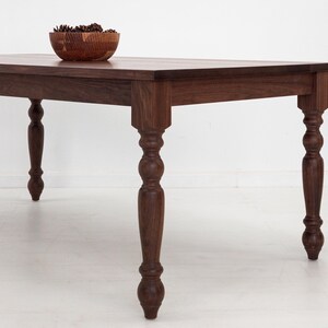 TESS Dining Table – Solid Wood Table with Turned Legs, Plank Top, Custom Sizes & Extensions afbeelding 2