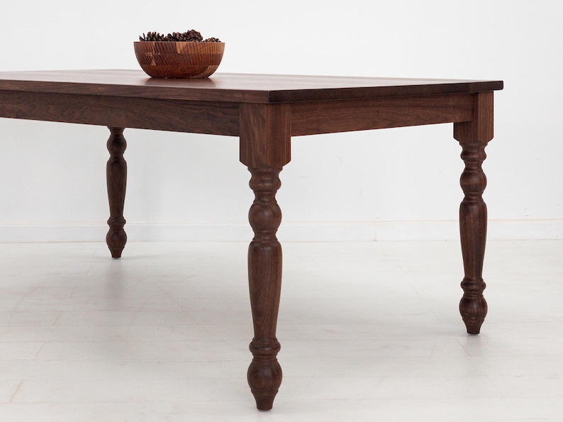 TESS Dining Table – Solid Wood Table with Turned Legs, Plank Top, Custom Sizes & Extensions afbeelding 2