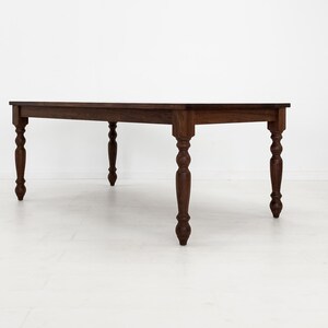 TESS Dining Table – Solid Wood Table with Turned Legs, Plank Top, Custom Sizes & Extensions afbeelding 3