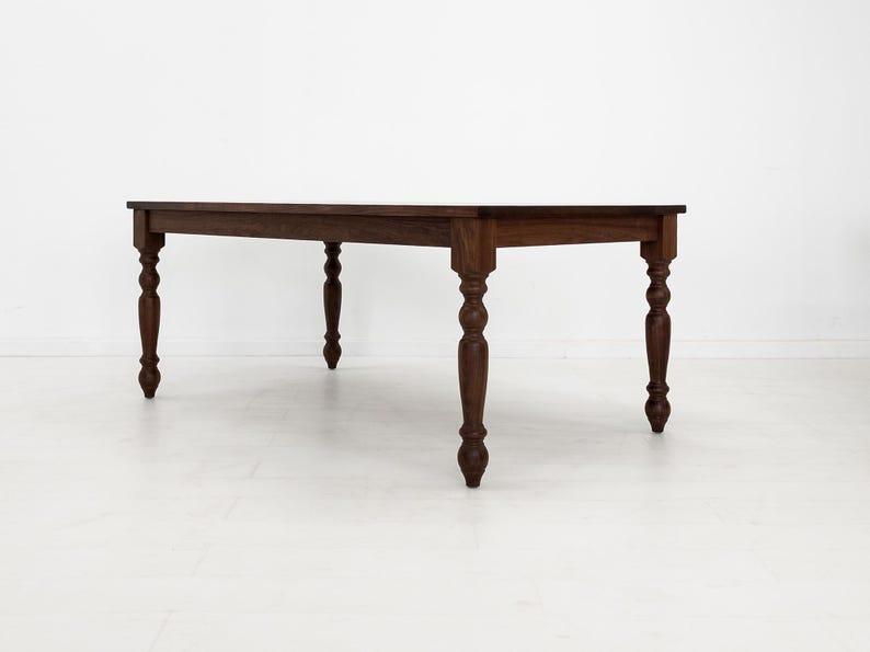 TESS Dining Table – Solid Wood Table with Turned Legs, Plank Top, Custom Sizes & Extensions afbeelding 3