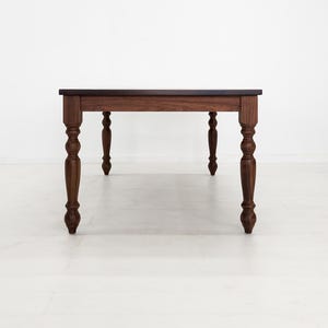 TESS Dining Table – Solid Wood Table with Turned Legs, Plank Top, Custom Sizes & Extensions afbeelding 7