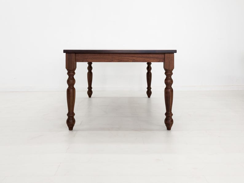TESS Dining Table – Solid Wood Table with Turned Legs, Plank Top, Custom Sizes & Extensions afbeelding 7