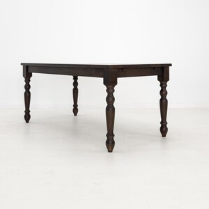 TESS Dining Table – Solid Wood Table with Turned Legs, Plank Top, Custom Sizes & Extensions afbeelding 15