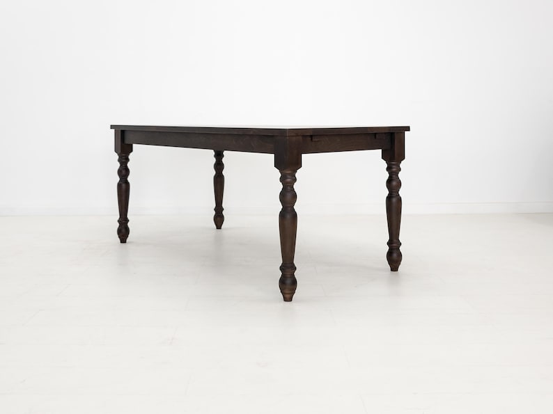 TESS Dining Table – Solid Wood Table with Turned Legs, Plank Top, Custom Sizes & Extensions afbeelding 15