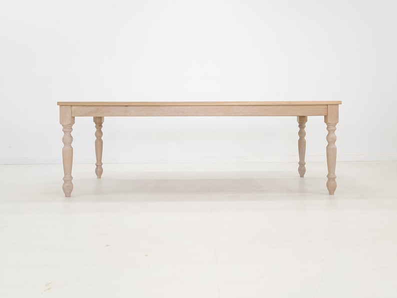 TESS Dining Table – Solid Wood Table with Turned Legs, Plank Top, Custom Sizes & Extensions afbeelding 8