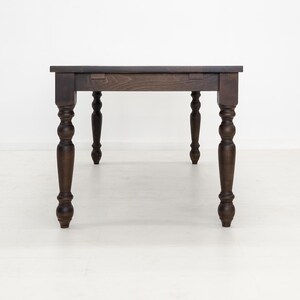 TESS Dining Table – Solid Wood Table with Turned Legs, Plank Top, Custom Sizes & Extensions afbeelding 13