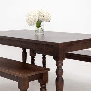 TESS Dining Table – Solid Wood Table with Turned Legs, Plank Top, Custom Sizes & Extensions afbeelding 12