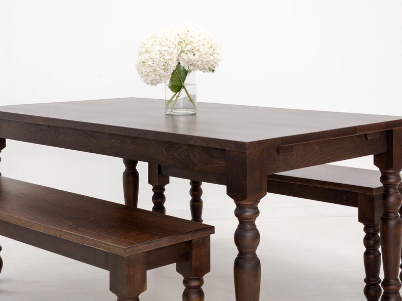 TESS Dining Table – Solid Wood Table with Turned Legs, Plank Top, Custom Sizes & Extensions afbeelding 12