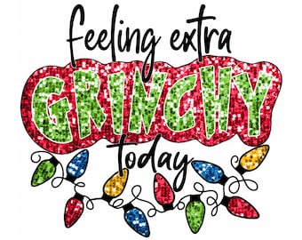 Op de afbeelding: Een rode, groene en gouden glitterafbeelding met de tekst "Feeling extra Grinchy today" en een string met kleurrijke kerstverlichting.