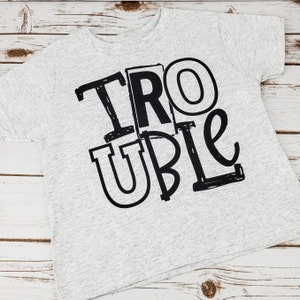 Trouble Kleinkind Tee: Jungen Grafik Shirt