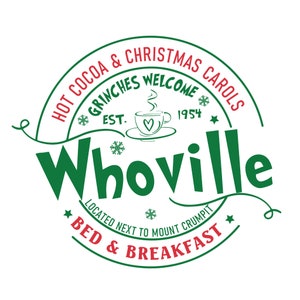 Könnte beinhalten: Ein grünes und rotes kreisförmiges Logo mit dem Text "HOT COCOA & CHRISTMAS CAROLS GRINCHES WELCOME EST. 1954 Whoville BED & BREAKFAST LOCATED NEXT TO MOUNT CRUMPIT" auf weißem Hintergrund.