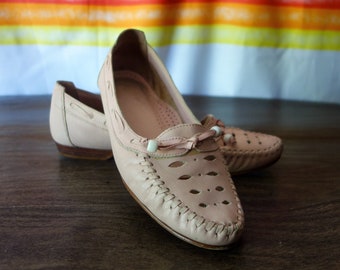 Pale pink leather shoes size 8, 80s 90s pastel cutout moccasin or vented loafer style flats for preppy style, woven deck shoes