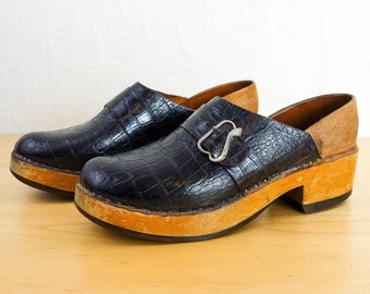 Vintage 70s platform loafers in navy blue patent leather, oxfords with wood sole for retro disco fashion 1970s style unique clog shoe