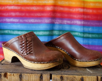 Vintage brown leather clogs size 7.5 US-W with wood heel and braided detail, 70s chunky heel slip on whiskey boho hippie festival style