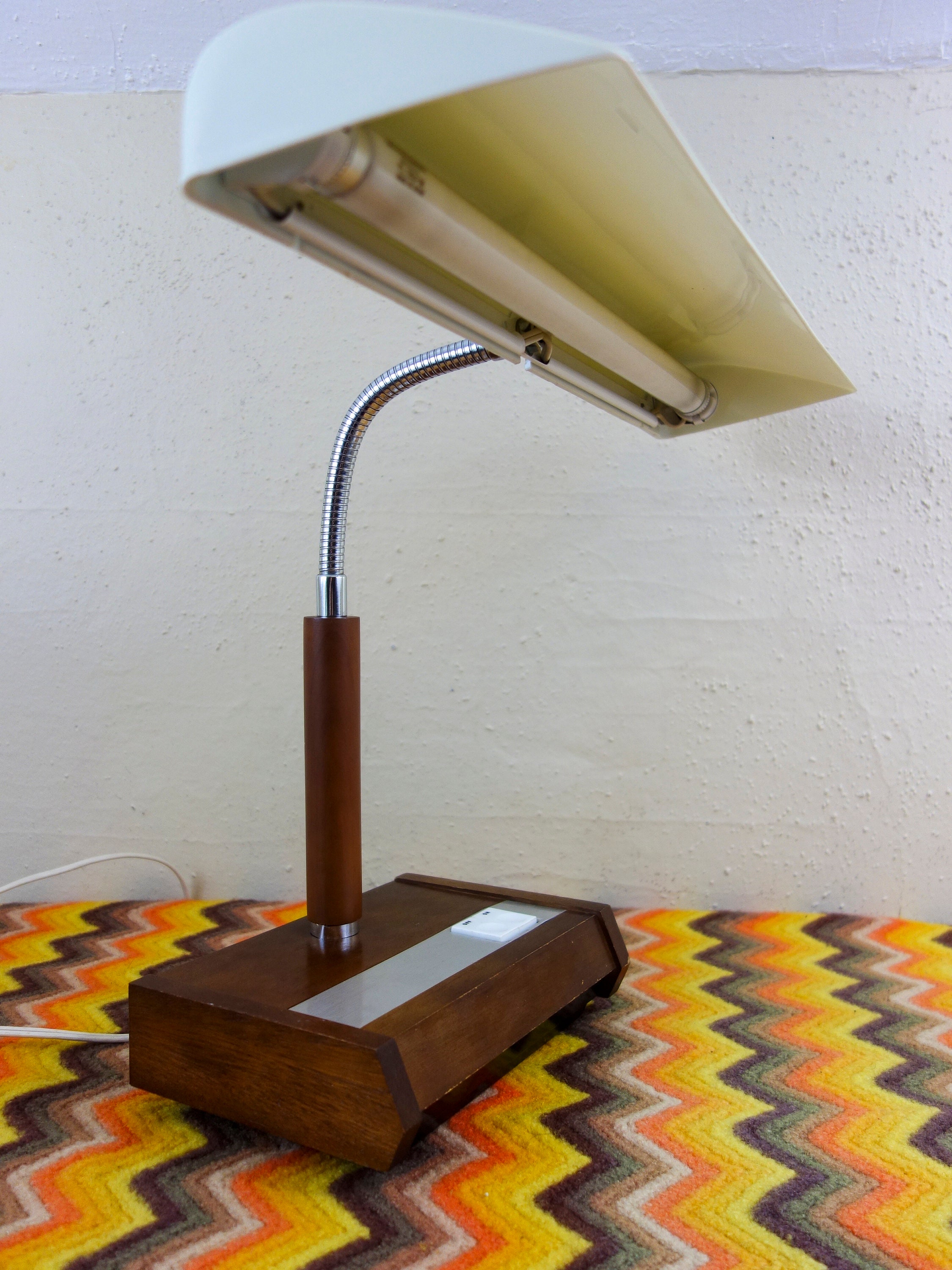 Gooseneck fluorescent desk lamp outlet