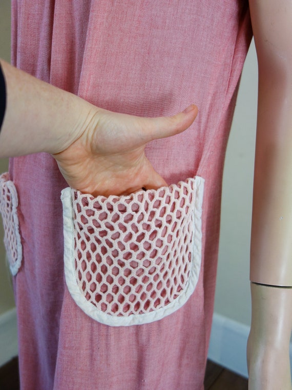 60s Pink Chambray Housedress with Crochet Pockets… - image 9