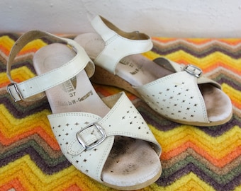 Leather wedge sandals size 37 or 6-7, pale beige leather 70s style comfortable grandma shoe with cork sole, buckle closure & padded insole