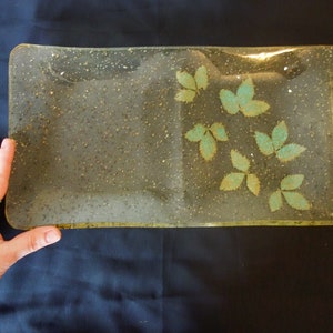 Vintage 60s lucite snack tray with gold flecks and leaves, clear rectangular MCM acrylic cocktail party platter with 3 sections compartments image 5