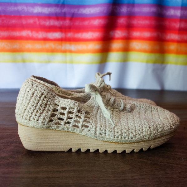 Vintage espadrille size 8.5 80s 70s crochet platform wedge heel sandal, hippie round toe summer shoe cream off-white rubber sole resort wear