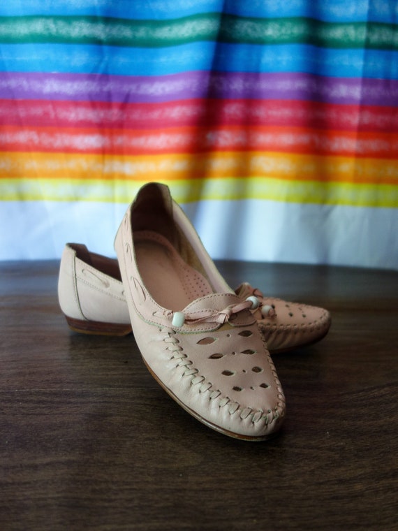 Pale pink leather shoes size 8, 80s 90s pastel cu… - image 1