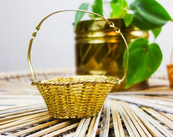 Tiny vintage woven brass basket, 5" mini display bowl, small trinket dish, catchall bowl or bucket with handle, gold or bronze color