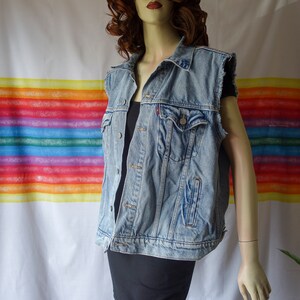 Levi's trucker vest w/ buffalo back patch size large denim jean cut off jacket pendleton style wool, unisex 90s grunge punk rocker clothing image 2