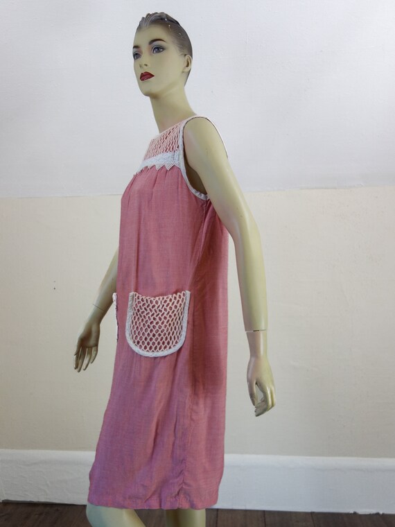 60s Pink Chambray Housedress with Crochet Pockets… - image 4