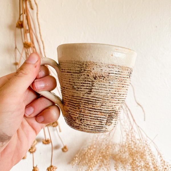 Taza de gres texturizado vintage