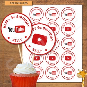 以下が含まれることがあります： 赤いYouTubeロゴと「Happy 9th Birthday」の文字、下に「Kelly」の名前が印刷された、丸いカップケーキトッパー12個のシートです。YouTubeをテーマにした誕生日パーティーに最適です。