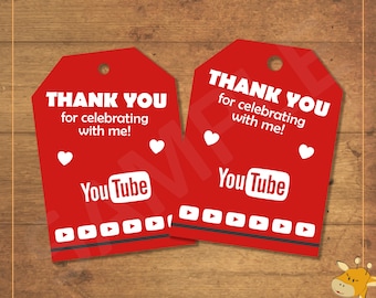 Puede incluir: Dos etiquetas de agradecimiento rojas con texto blanco. El texto dice "Gracias por celebrar conmigo!" y tiene un logotipo de YouTube y botones de reproducción.