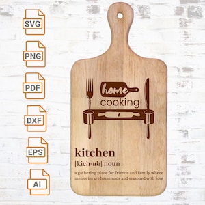 Puede incluir: Una tabla de cortar de madera marrón con el texto "home cooking" y una definición de la palabra "kitchen" en letras marrones. La tabla de cortar tiene un diseño de rodillo, un tenedor y un cuchillo.
