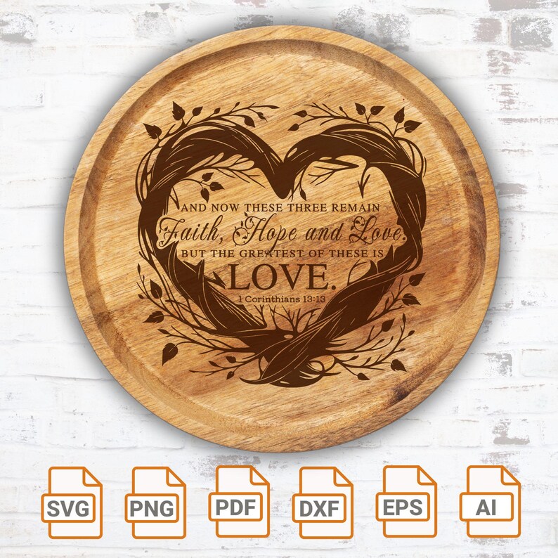 Puede incluir: Una bandeja redonda de madera para servir con un dise&ntilde;o en forma de coraz&oacute;n que presenta una vid floral y el texto "AND NOW THESE THREE REMAIN Faith, Hope and Love. BUT THE GREATEST OF THESE IS LOVE. 1 Corinthians 13:13".