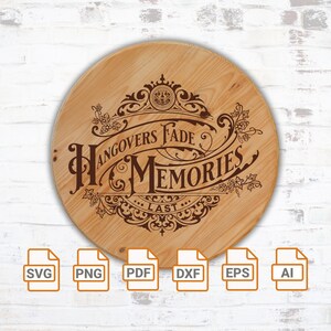 Puede incluir: Un letrero redondo de madera clara con la frase grabada "Hangovers Fade Memories Last". El diseño marrón oscuro está adornado con motivos decorativos. El letrero incluye iconos de archivos SVG, PNG, PDF, DXF, EPS y AI.