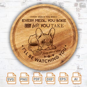 Puede incluir: Una bandeja redonda de madera con una ilustración de bulldog francés y el texto "Every snack you make, every meal you bake, every bite you take, I'll be watching you." Incluye una taza de café y una rosquilla.
