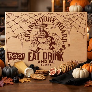 Può includere: Un tagliere rettangolare in legno chiaro con un design inciso al laser marrone scuro raffigurante ragnatele, zucche, una fetta di formaggio e il testo "CHARSPOOKY BOARD", "BOO!" e "EAT DRINK AND BE SCARY" in un carattere decorativo.