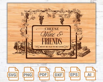 Puede incluir: Una tabla de cortar de madera con un diseño marrón y blanco de uvas, queso y un letrero que dice "CHEESE Wine & FRIENDS MUST BE OLD TO BE GOOD".