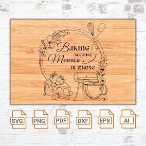 Puede incluir: Tabla de cortar de madera con el texto "Baking because Murder is Wrong". El diseño incluye una porción de pastel, una batidora de pie y elementos florales. La tabla tiene un veteado de madera natural.