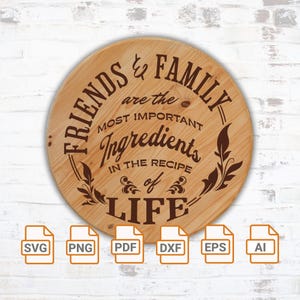 Puede incluir: Un letrero redondo de madera con el texto "FRIENDS & FAMILY are the MOST IMPORTANT Ingredients IN THE RECIPE of LIFE" en letras marrones. El letrero incluye detalles de hojas decorativas e iconos de tipo de archivo: SVG, PNG, PDF, DXF, EPS y AI.