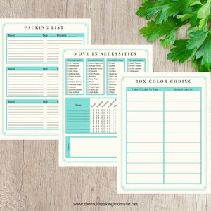 K&ouml;nnte beinhalten: Druckbare Umzugscheckliste mit Abschnitten f&uuml;r die Packliste, die Umzugsnotwendigkeiten und die Farbcodierung der Kartons. Die Checkliste enth&auml;lt eine Tabelle zum Auflisten von Gegenst&auml;nden nach Raum, Kartonnnummer und Priorit&auml;t. Der Abschnitt Umzugsnotwendigkeiten listet Gegenst&auml;nde auf, die f&uuml;r Reinigungsmittel, Haushaltsgegenst&auml;nde, Lebensmittel und Getr&auml;nke sowie K&ouml;rperpflege verpackt werden m&uuml;ssen. Der Abschnitt Farbcodierung der Kartons enth&auml;lt eine Tabelle zur Farbcodierung der Kartons und dem entsprechenden Raum, in den sie geh&ouml;ren.