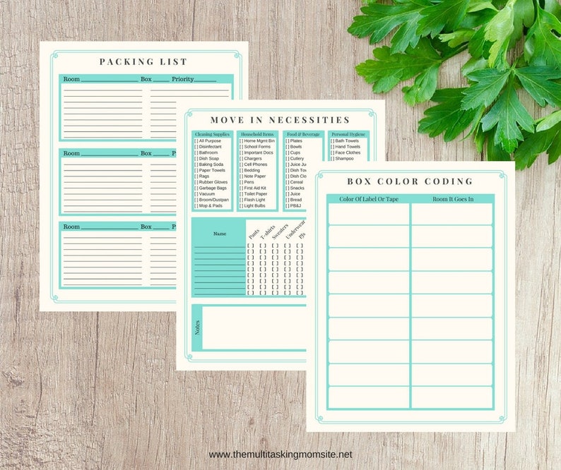 K&ouml;nnte beinhalten: Druckbare Umzugscheckliste mit Abschnitten f&uuml;r die Packliste, die Umzugsnotwendigkeiten und die Farbcodierung der Kartons. Die Checkliste enth&auml;lt eine Tabelle zum Auflisten von Gegenst&auml;nden nach Raum, Kartonnnummer und Priorit&auml;t. Der Abschnitt Umzugsnotwendigkeiten listet Gegenst&auml;nde auf, die f&uuml;r Reinigungsmittel, Haushaltsgegenst&auml;nde, Lebensmittel und Getr&auml;nke sowie K&ouml;rperpflege verpackt werden m&uuml;ssen. Der Abschnitt Farbcodierung der Kartons enth&auml;lt eine Tabelle zur Farbcodierung der Kartons und dem entsprechenden Raum, in den sie geh&ouml;ren.